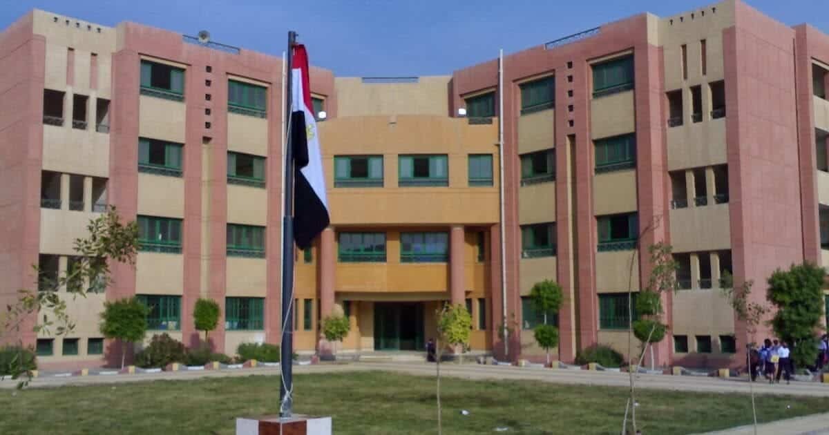 "صور وفيديوهات مخزية".. مدير مدرسة يرتكب جرائم مشينة في مصر