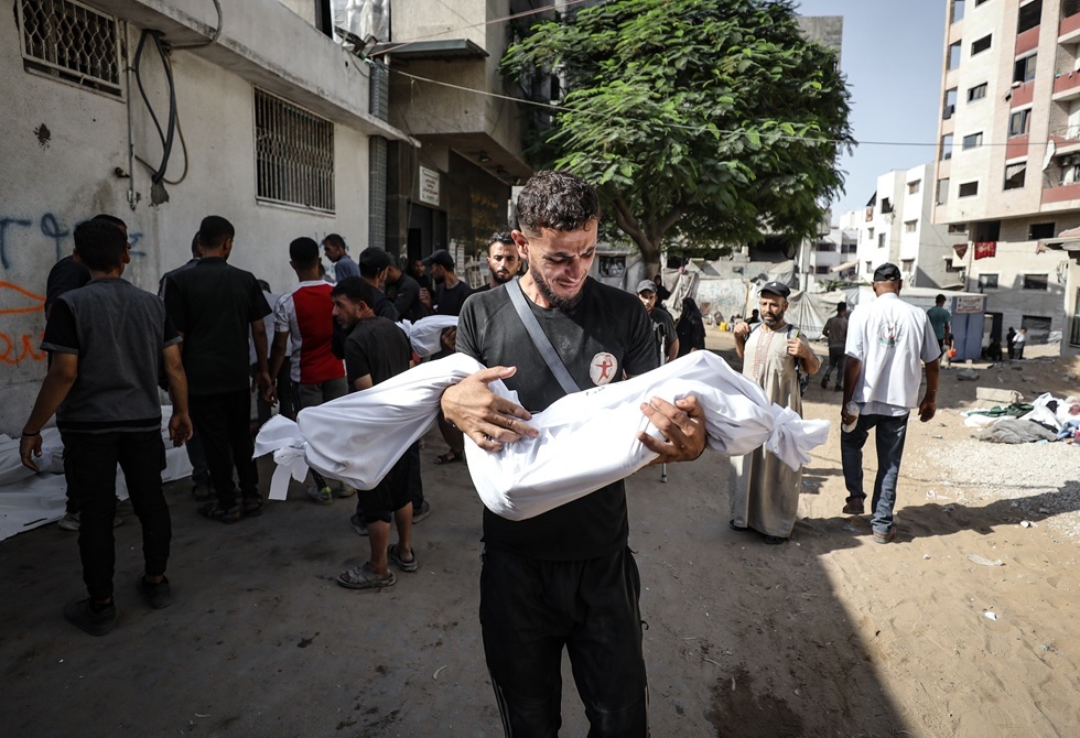 غارات إسرائيلية على غزة تودي بحياة 35 فلسطينيا منذ الفجر (فيديوهات)