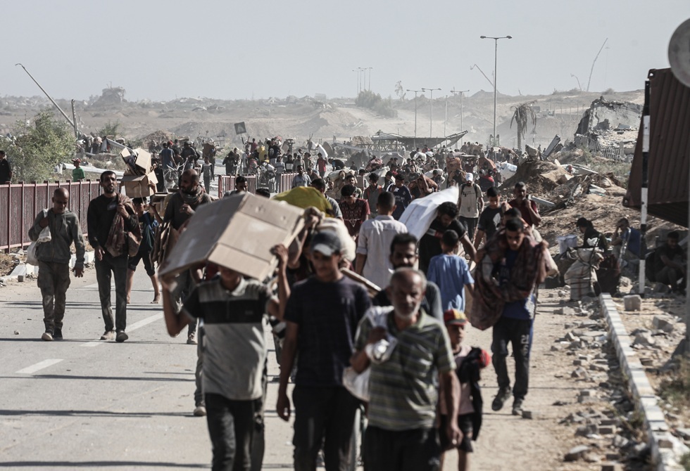 جازية.. فلسطينية تجاوزت المئة عام تروي مأساة نزوحها في غزة وسط حصار وقصف متواصل (صورة)
