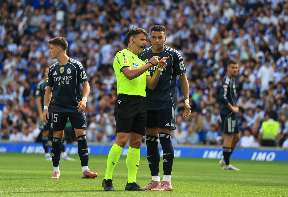 اتهامات خطيرة.. "فيفا" يدرس شكوى التلاعب في المباريات لمصلحة برشلونة وإيذاء ريال مدريد.