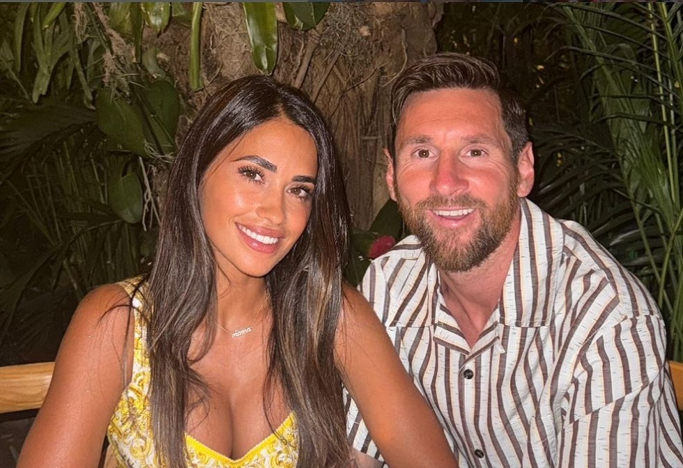 "لست والده!".. مغنٍ شهير يخرج عن صمته بسبب شبهه الكبير بالنجم الرياضي ميسي (فيديو)