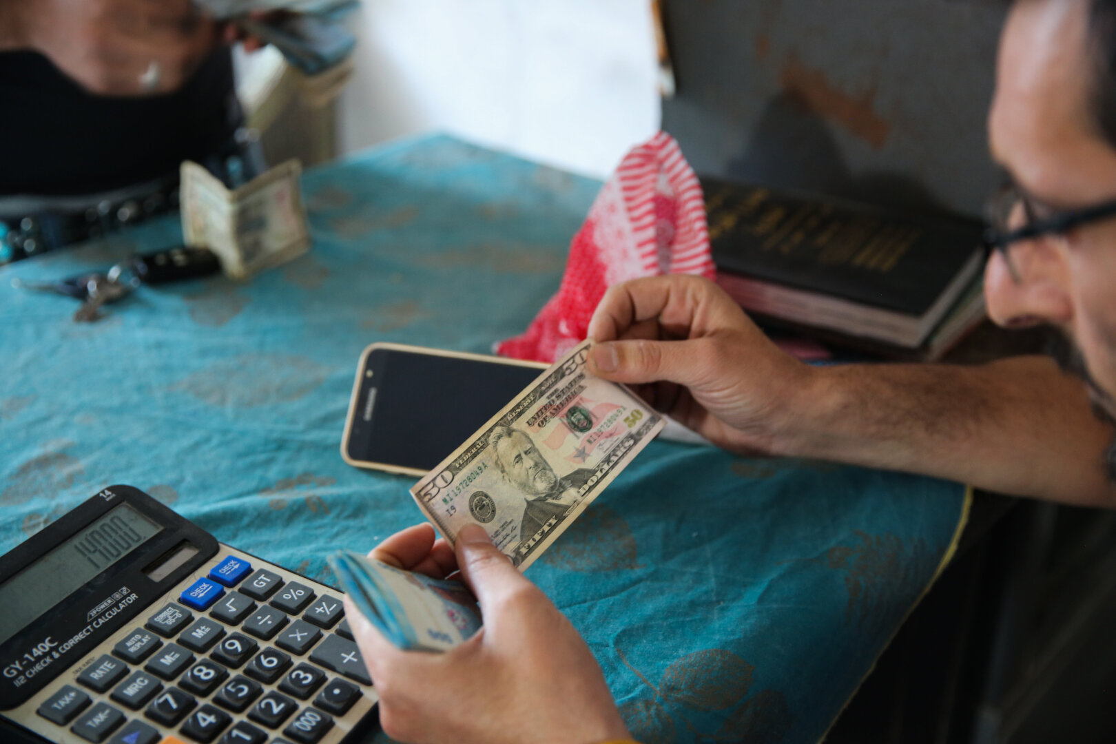 منحة سعودية قطرية لدعم الرواتب في سوريا