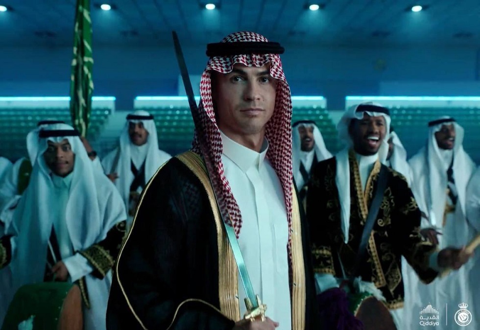"البشت"!.. الفريان يكرر ما فعله مع رونالدو