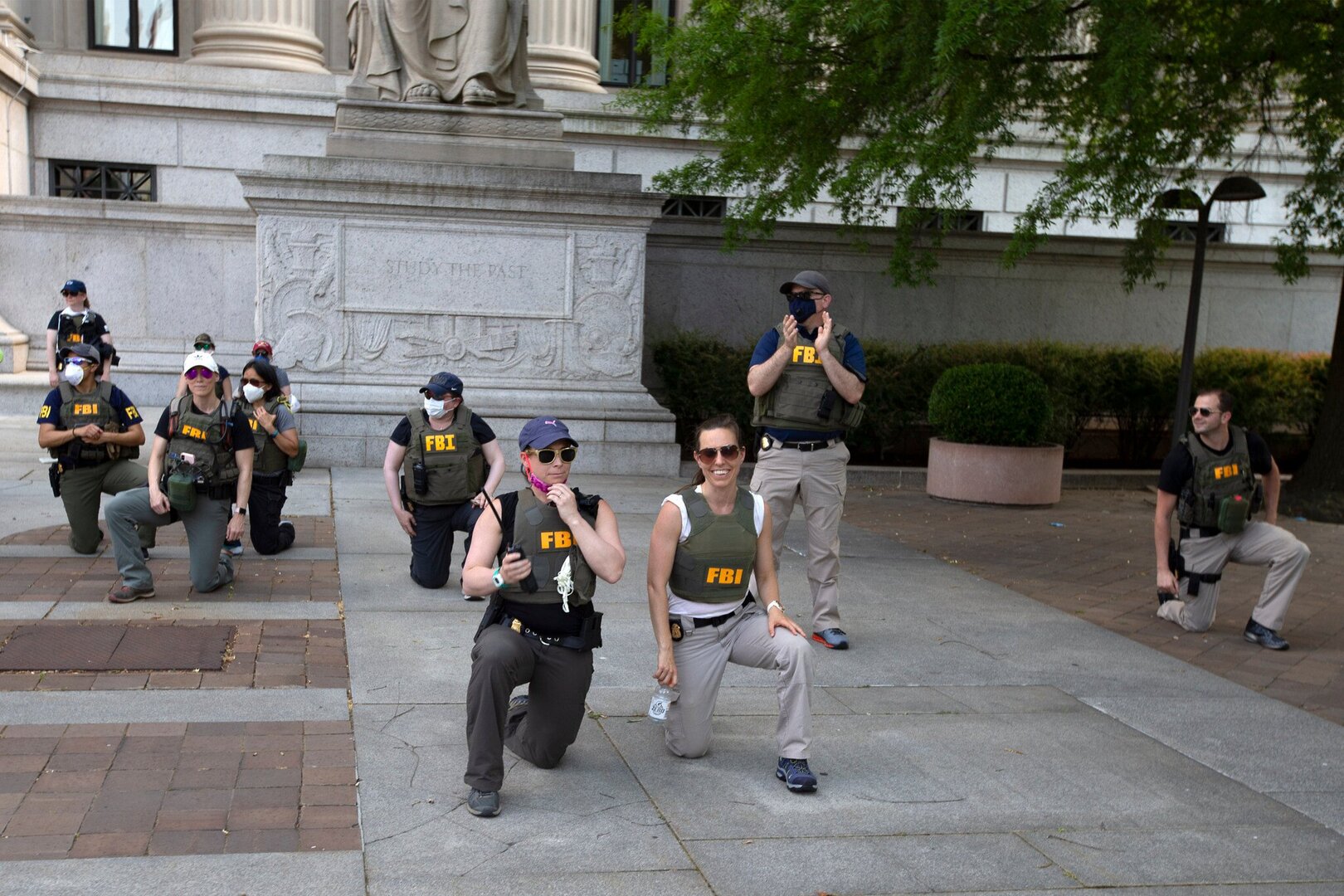 FBI يقيل عملاء ركعوا خلال الاحتجاجات ضد العنصرية عام 2020