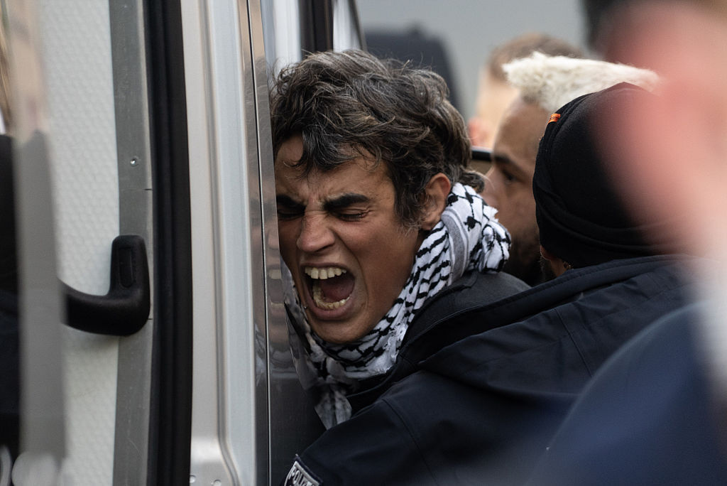 اعتقال عشرات الأشخاص خلال احتجاجات مؤيدة لفلسطين في برلين (فيديو)