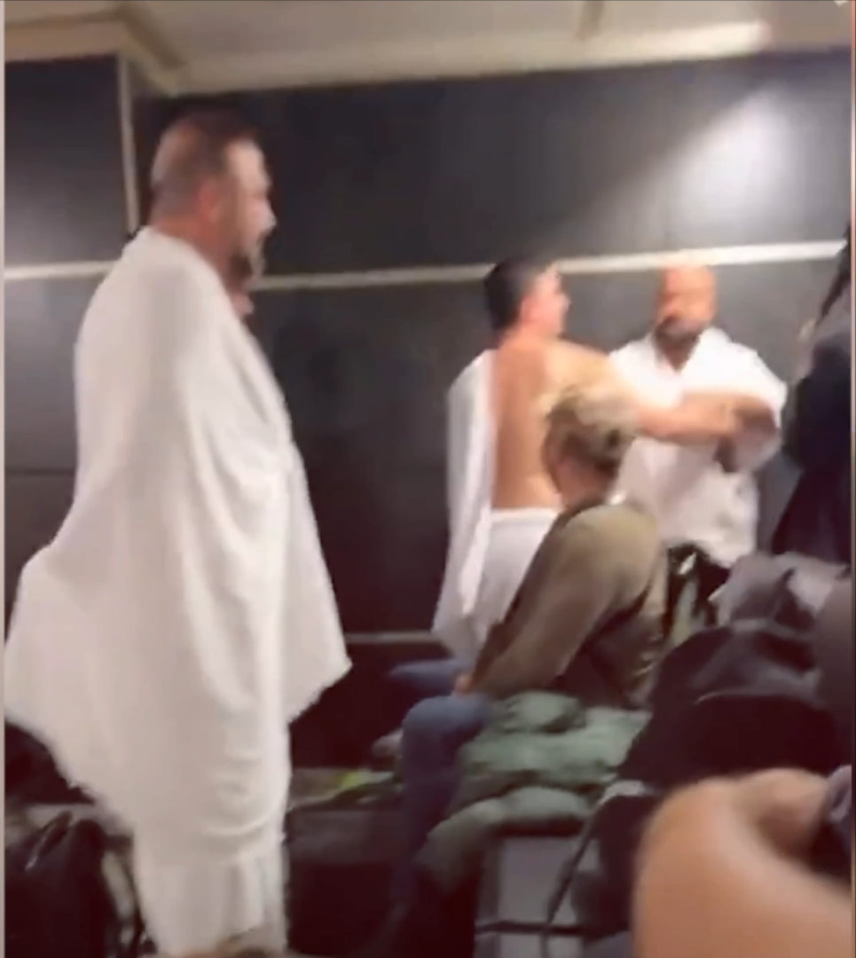 مواطن تركي يمنع يهود حريديم من الصلاة في مطار باسطنبول (فيديو)