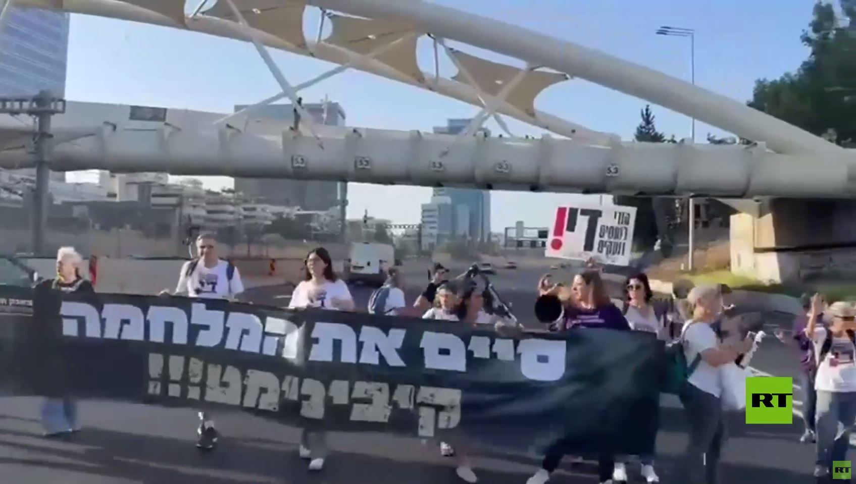 تل أبيب.. عائلات الأسرى تغلق شارع أيالون