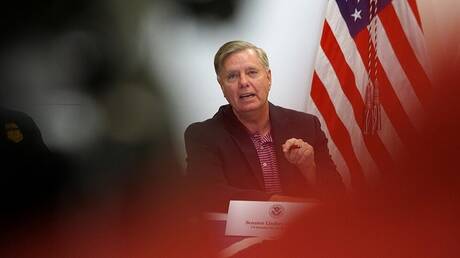 تسريب خطير: قائد أوكراني سابق ومسؤول أمريكي يتآمران لرشوة سيناتور لتسليح كييف