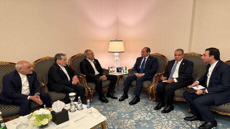 السيسي وبزشكيان يبحثان تعزيز العلاقات المصرية الإيرانية وأزمات الشرق الأوسط