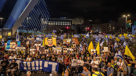  احتجاجات لأهالي الأسرى الإسرائيليين أمام مقر إقامة نتنياهو  وسط تقارير عن هجمات كبيرة على  غزة