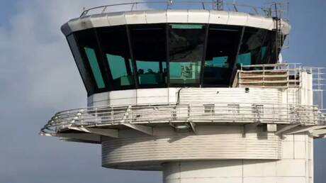 غفوة قاتلة.. مراقب جوي يغفو والطائرة في الأجواء دون توجيه