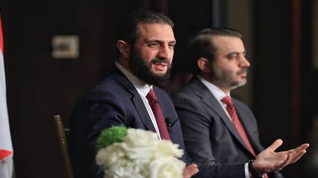  الرئيس السوري يثير تفاعلا بعد تبديله مقعده ليكون مماثلا لكرسي الشيباني