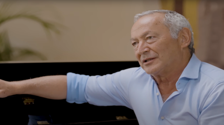 رجل الأعمال المصري سميح ساويرس يلخص فلسفة النجاح: "التركيز على جني الأموال يبدأ من هنا"