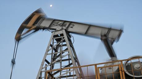 تراجع المخزونات الأمريكية يدعم استقرار أسعار النفط العالمية