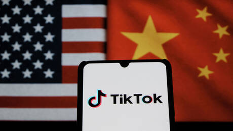 ترامب يوقع أمراً تنفيذياً بنقل "تيك توك" إلى سيطرة الشركات الأمريكية