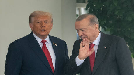  الرئيس الأمريكي يزعم تعهدا تركيا بقطع شراء النفط من موسكو