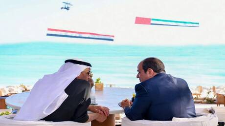 السيسي يستقبل رئيس الإمارات في مطار القاهرة