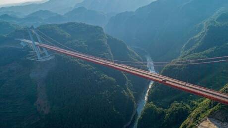 بالفيديو.. الصين تبني أعلى جسر معلق في العالم بارتفاع يلامس السحاب
