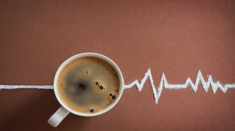 علماء يكتشفون التوقيت الذهبي لشرب القهوة دون ضرر على القلب.
