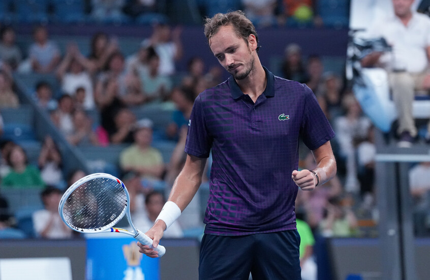 خلاف مع الحكم وانسحاب مثير.. رابطة اللاعبين المحترفين تعترف بخطأ التحكيم ضد ميدفيديف