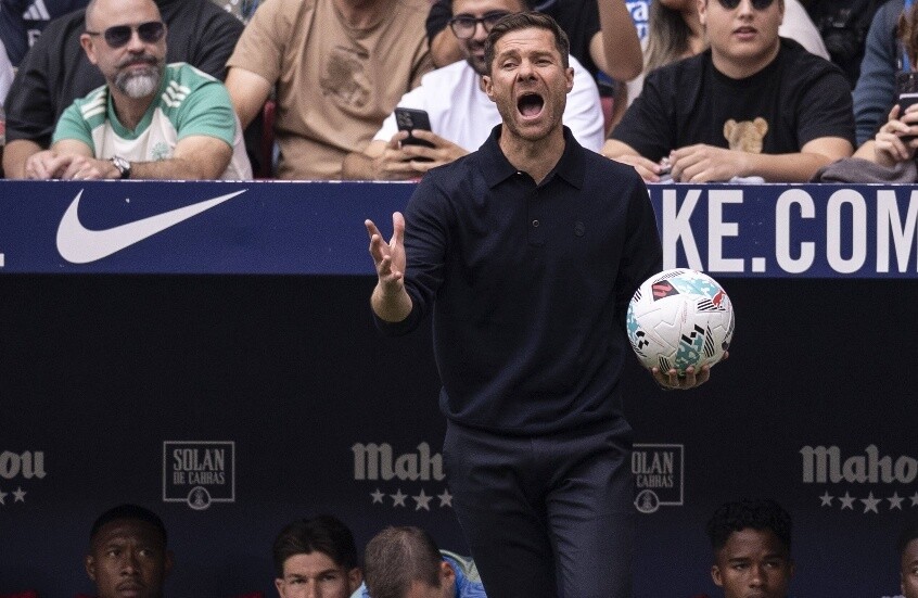 هدية غريبة تفاجئ تشابي ألونسو بعد فوز ريال مدريد على كايرات ألماتي (فيديو)