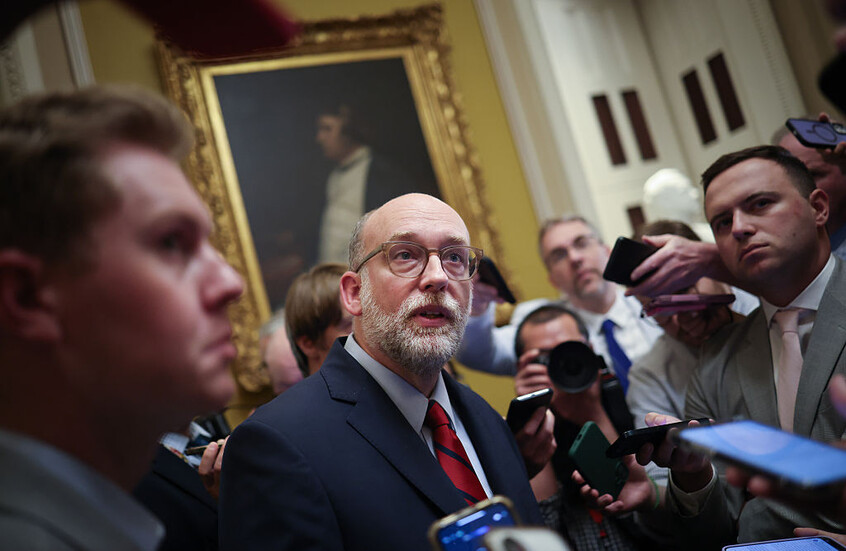 إدارة ترامب تبدأ خطوات لفصل موظفين فيدراليين وتجميد مليارات من التمويل الحكومي