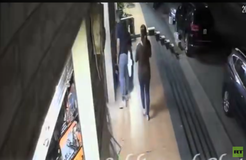 Dolaşıma giren bir videoda, Suriyeli gençlerin Vadi el-Nasara'ya bağlı Anaz kasabasında vurulduğu an görülüyor.