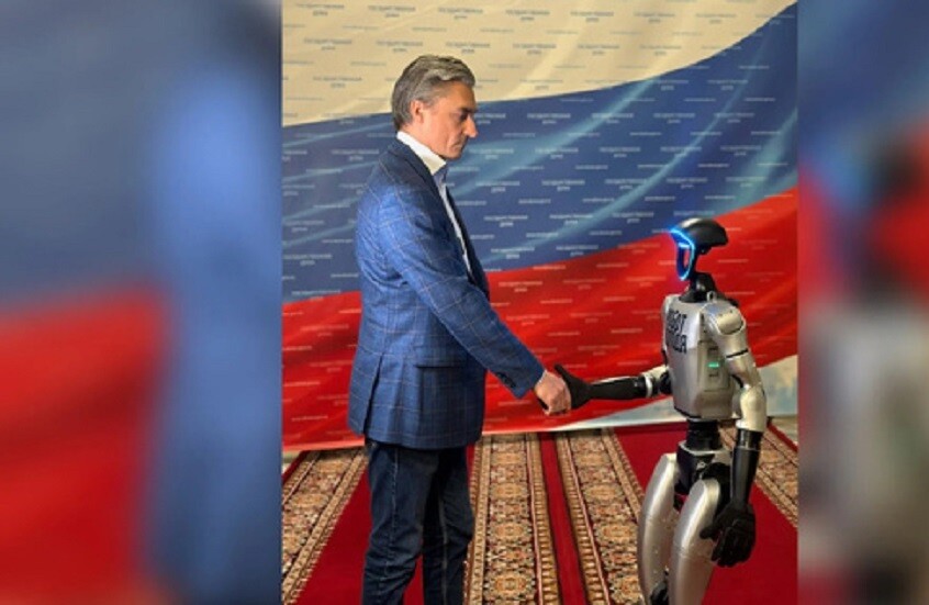 الدوما الروسي يختبر روبوتا مساعدا صينيا باسم "فولوديا" (فيديو)