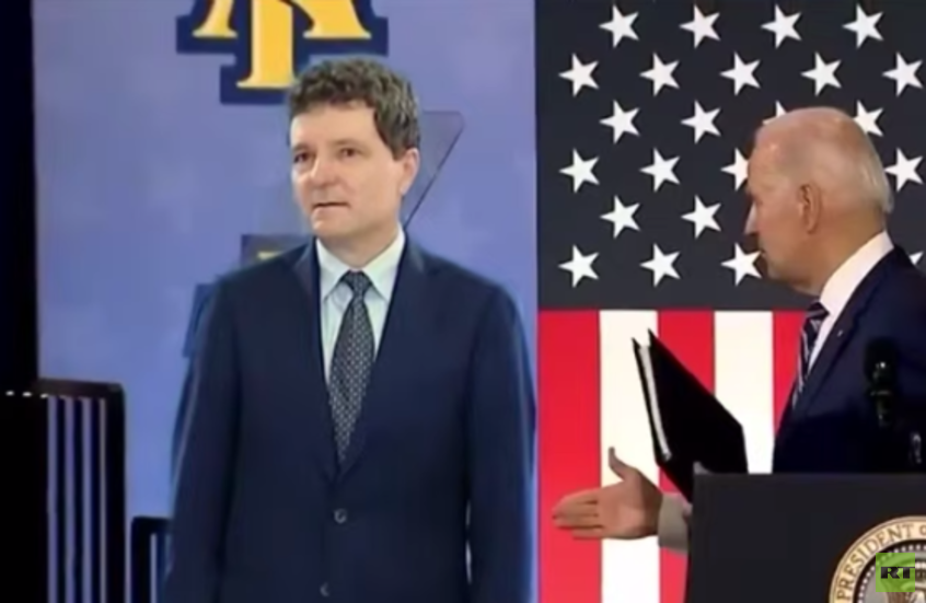 "بايدن الروماني".. زعيم "الميمز".. رئيس رومانيا يتعرض لموقف محرج ويتصدر الإنترنت