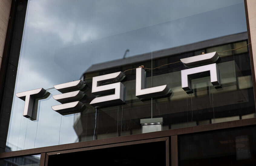 متظاهرون يقتحمون معرض "تسلا" في باريس (فيديو)