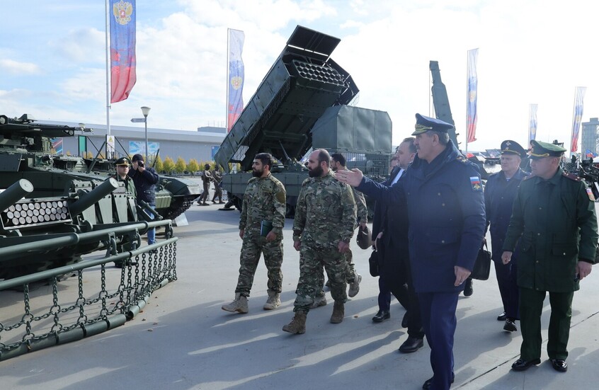 نشر صورة مع "S-400" الروسية.. مدير الاتصال بالدفاع السورية: اليوم في روسيا وغدا في سوريا