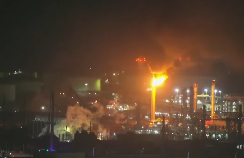اندلاع حريق هائل في أكبر مصفاة نفط على الساحل الغربي للولايات المتحدة