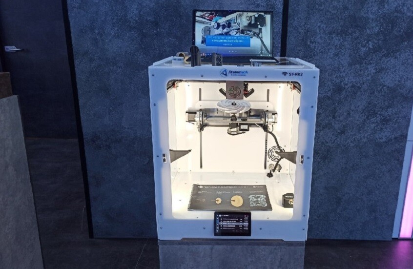 رئيس الوزراء الروسي يطلع على طابعة 5D محلية الصنع (فيديو)