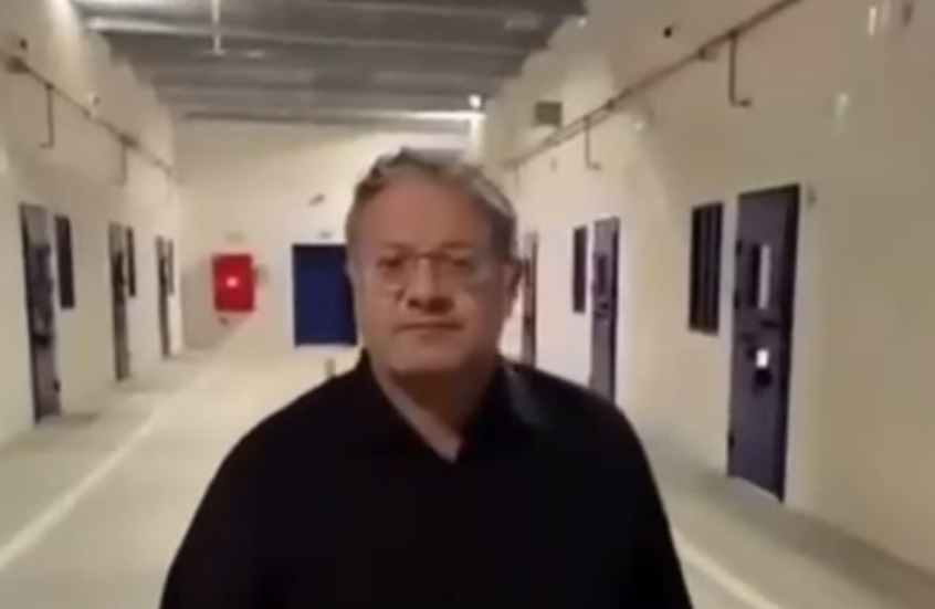 بن غفير يلاحق المشاركين في أسطول الصمود العالمي إلى زنزاناتهم (فيديو)