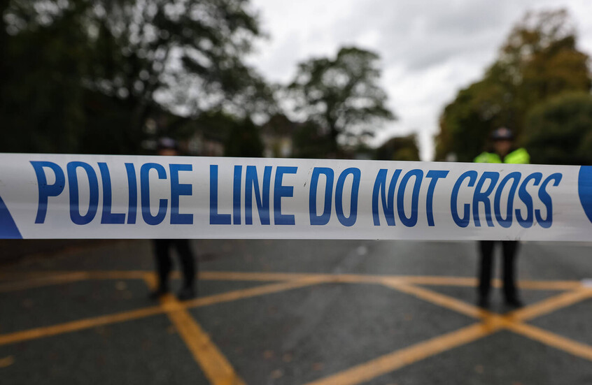 "رصاصة بالخطأ".. الشرطة البريطانية تنشر تفاصيل صادمة عن هجوم الكنيس في مانشستر