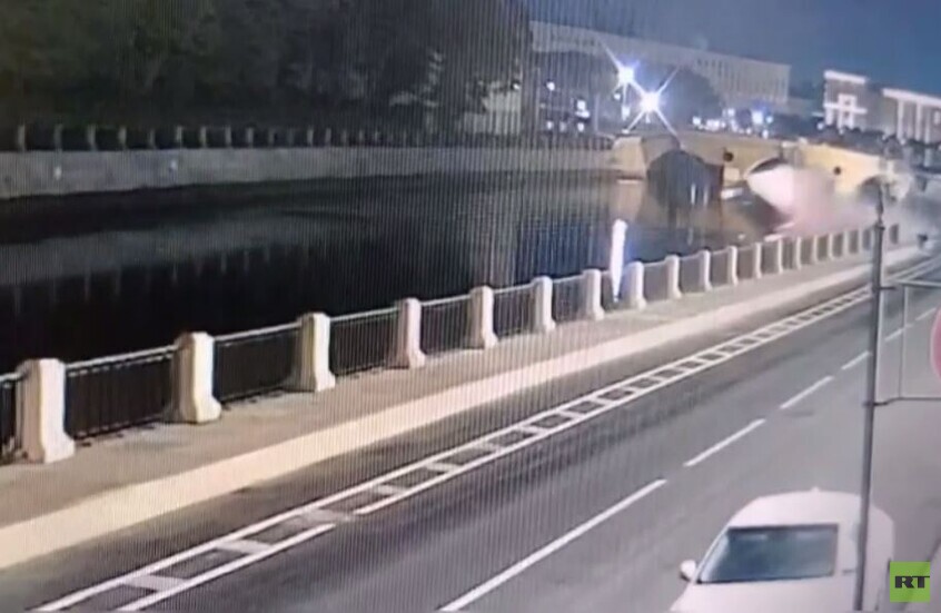 سانت بطرسبورغ.. سقوط سيارة "بورش" في نهر وسط مدينة