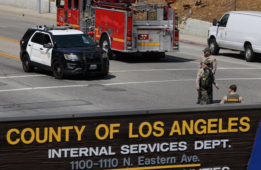 إخلاء مبنى بلدية لوس أنجلوس الأمريكية بسبب سيارة مشبوهة (فيديو)