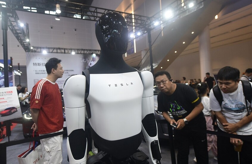 ماسك ينشر مشاهد لتعليم الروبوت "أوبتيموس" الكونغ فو (فيديو)