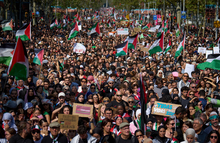 طوفان بشري.. مئات الآلاف يتظاهرون في برشلونة ضد الإبادة الجماعية في غزة والاحتلال الإسرائيلي (فيديو)
