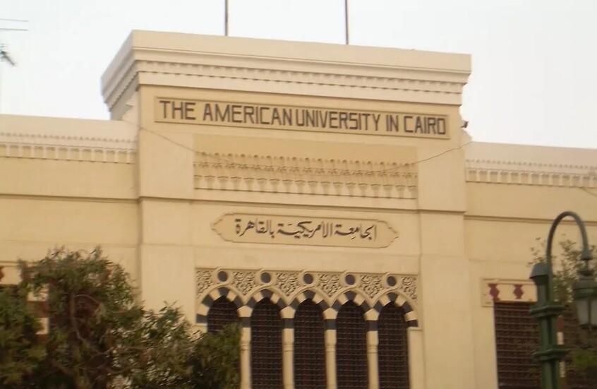 مترجم بريطاني يهودي يثير جدلا في مصر بشأن جائزة نجيب محفوظ للأدب