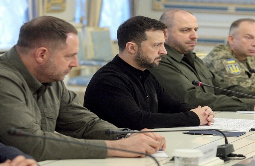 مجلة: إصرار زيلينسكي على منطقة حظر طيران يهدد بإشعال فتيل حرب عالمية