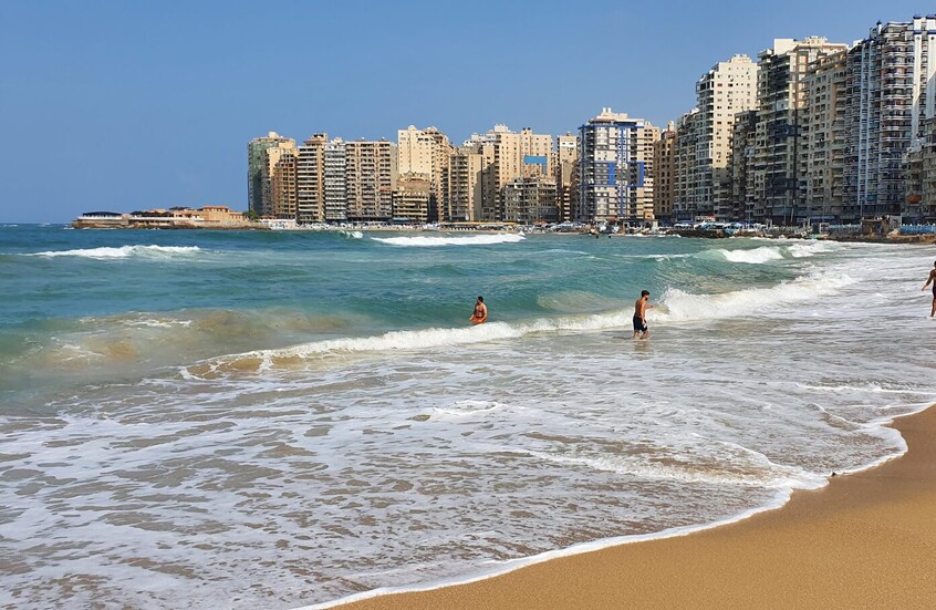 مصر.. انحسار البحر يثير الذعر بالإسكندرية وخبير بحار يكشف الأسباب