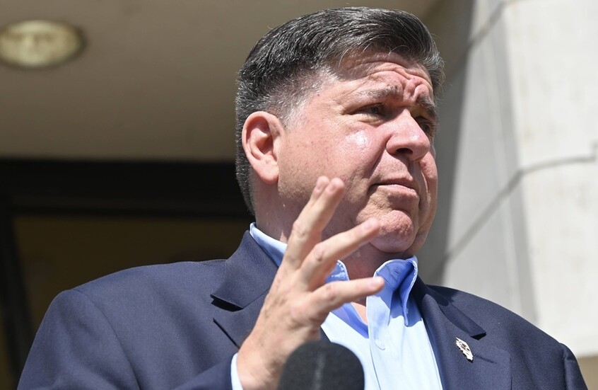 حاكم إلينوي: وزارة الحرب الأمريكية وجهت لي إنذارا نهائيا