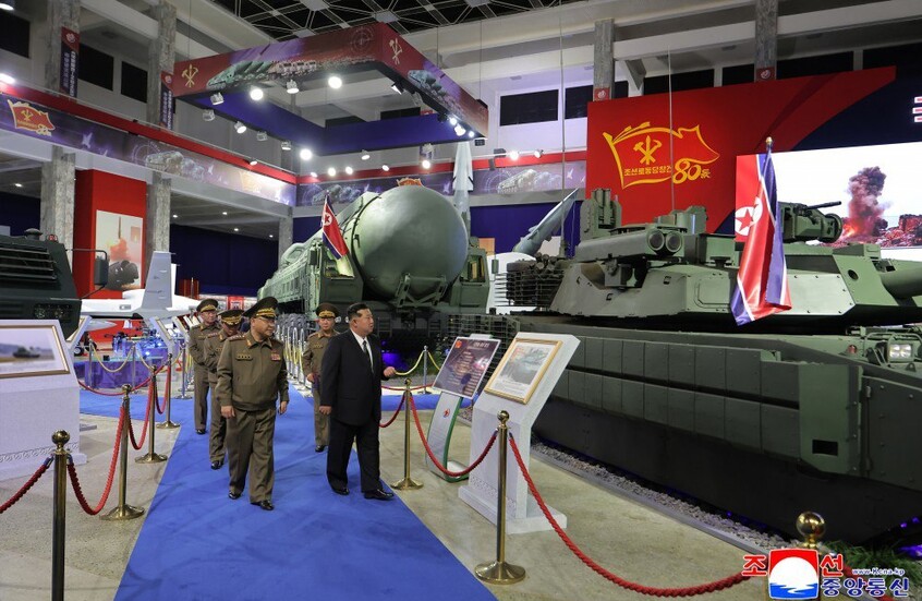 كيم جونغ أون يحضر افتتاح معرض للأسلحة في بيونغ يانغ (صور)