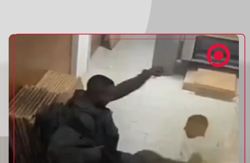 مشاهد صادمة من الخليل: جنود إسرائيليون يعتدون بوحشية على شاب فلسطيني أعزل داخل مخبز