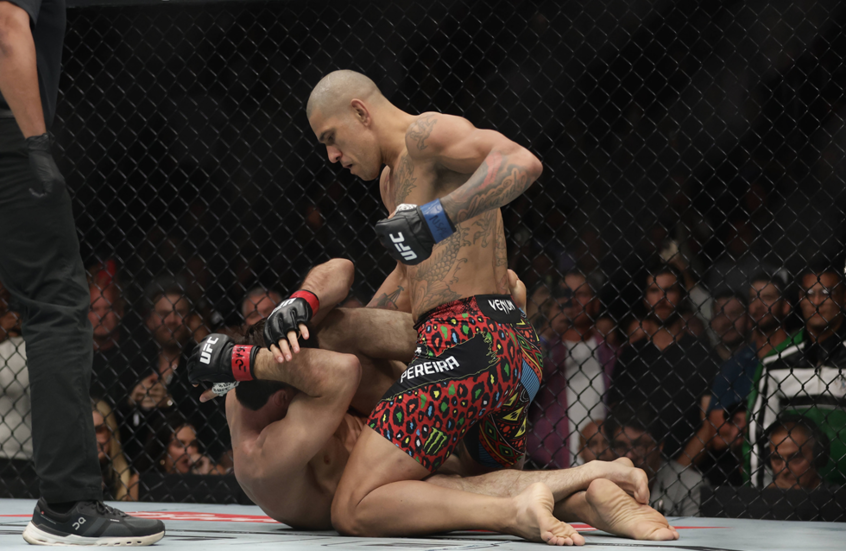 بيريرا يطيح بمنافسه أنكالاييف بالضربة القاضية ويستعيد حزام بطل اتحاد "UFC" (فيديو)