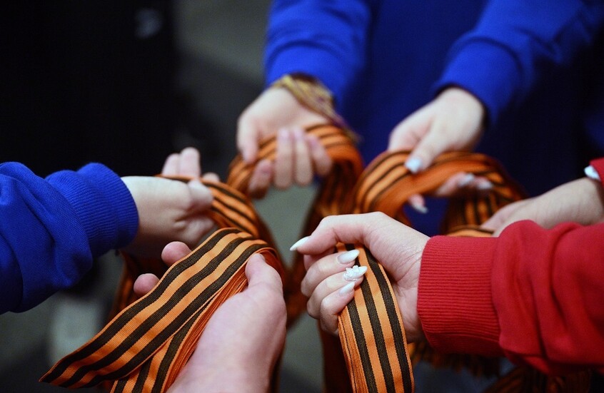 برلماني أوروبي يتوشح بشريط القديس جاورجيوس خلال حضوره الاحتفالات في سلوفاكيا