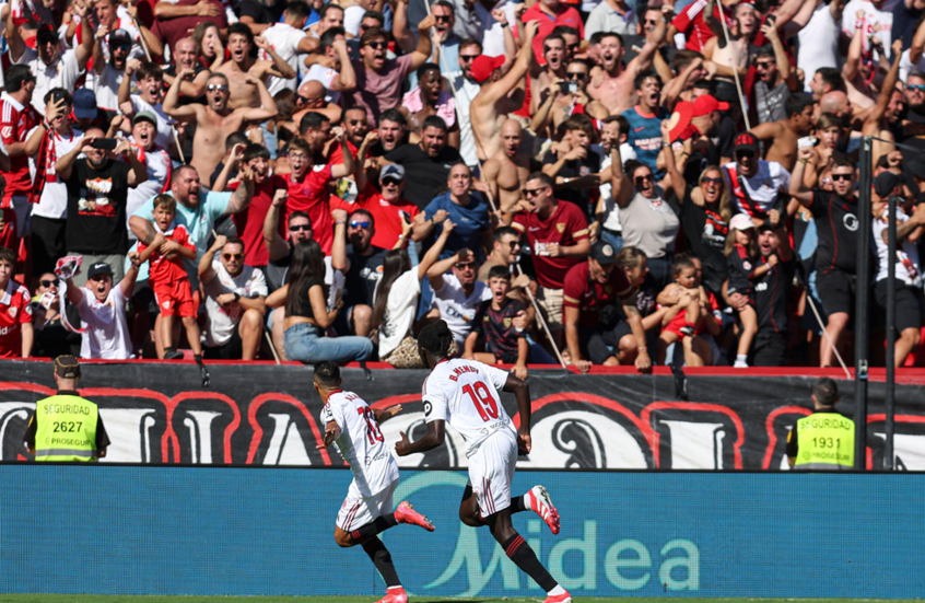 إشبيلية يضرب برشلونة برباعية ويهدي ريال مدريد صدارة "الليغا"