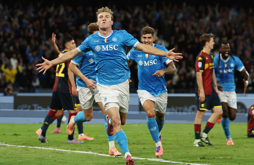 نابولي يتقدم نحو قمة الدوري الإيطالي بفوز صعب على جنوى