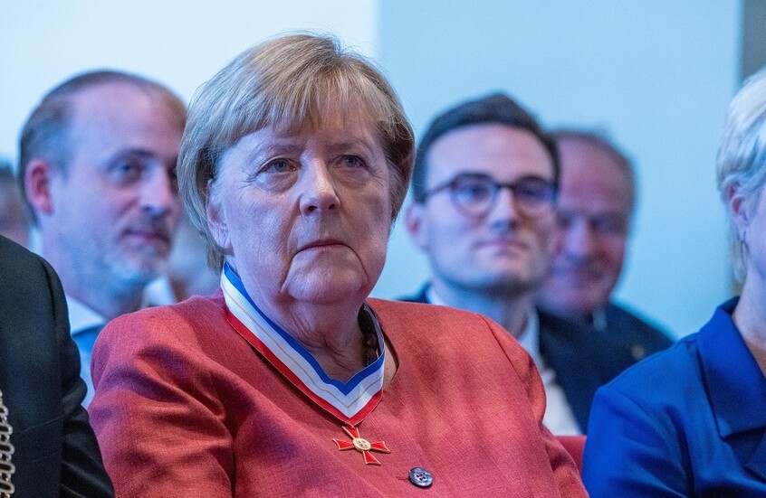 ميركل: بولندا ودول البلطيق عرقلت محاولات تسوية الأزمة الأوكرانية عام 2021